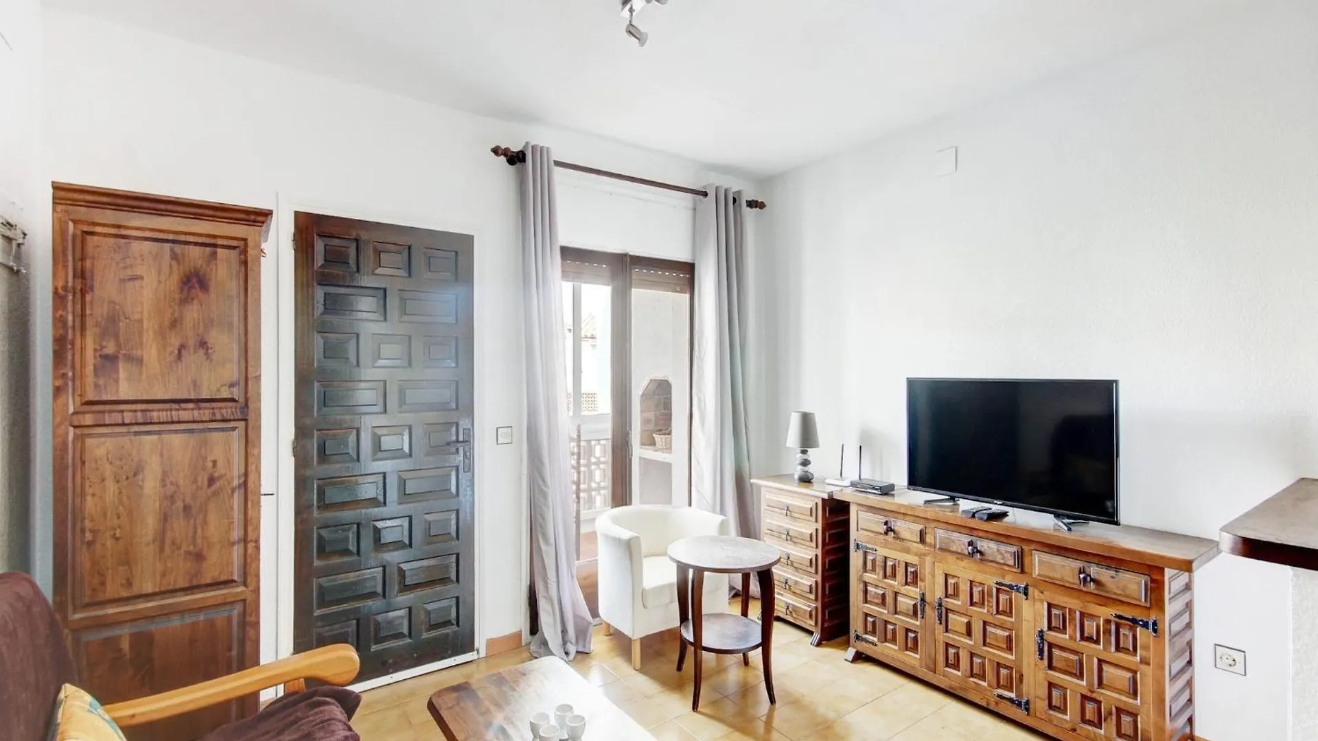 Nice Apartment Near Sand Beach Montjoi 西班牙